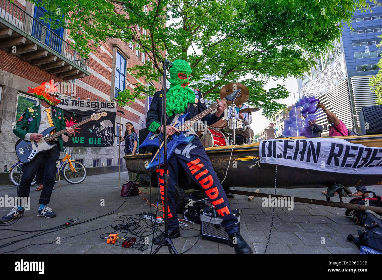 Ocean Rebellion's Heavy-Metal Band „The Polymetallic Nodules“ tritt während der Lärmdemonstration vor dem Repräsentantenhaus auf. Die Klimaaktivistengruppe "Ocean Rebellion" veranstaltete einen lauten Protest vor niederländischen Ministerialgebäuden in Den Haag, dem Ministerium für Klima, dem Repräsentantenhaus, dem Infrastrukturministerium, dem Ministerium für Wasserwirtschaft und dem Außenministerium. Alle waren dem Klang einer schweren Fleischband ausgesetzt, „The Polymetallic Nodules“, die in maximaler Lautstärke gegen den Tiefseebergbau und die Plünderung der Ozeane protestierte. Stockfoto