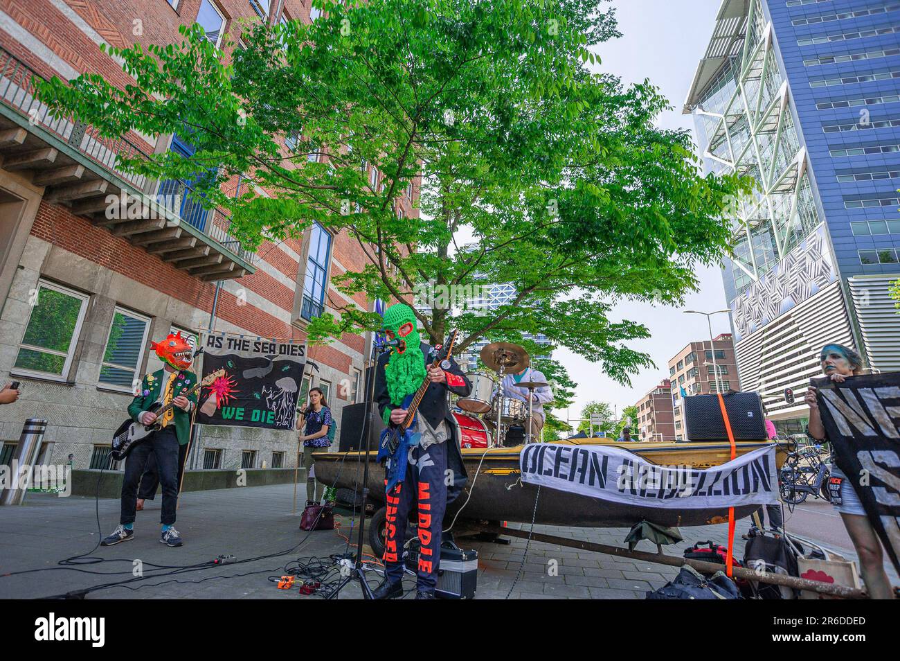 Ocean Rebellion's Heavy-Metal Band „The Polymetallic Nodules“ tritt während der Lärmdemonstration vor dem Repräsentantenhaus auf. Die Klimaaktivistengruppe "Ocean Rebellion" veranstaltete einen lauten Protest vor niederländischen Ministerialgebäuden in Den Haag, dem Ministerium für Klima, dem Repräsentantenhaus, dem Infrastrukturministerium, dem Ministerium für Wasserwirtschaft und dem Außenministerium. Alle waren dem Klang einer schweren Fleischband ausgesetzt, „The Polymetallic Nodules“, die in maximaler Lautstärke gegen den Tiefseebergbau und die Plünderung der Ozeane protestierte. Stockfoto