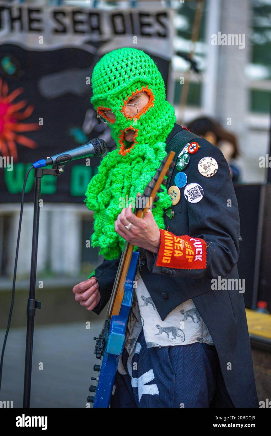 Ocean Rebellion's Heavy-Metal Band „The Polymetallic Nodules“ tritt während der Lärmdemonstration vor dem Repräsentantenhaus auf. Die Klimaaktivistengruppe "Ocean Rebellion" veranstaltete einen lauten Protest vor niederländischen Ministerialgebäuden in Den Haag, dem Ministerium für Klima, dem Repräsentantenhaus, dem Infrastrukturministerium, dem Ministerium für Wasserwirtschaft und dem Außenministerium. Alle waren dem Klang einer schweren Fleischband ausgesetzt, „The Polymetallic Nodules“, die in maximaler Lautstärke gegen den Tiefseebergbau und die Plünderung der Ozeane protestierte. (Foto von Charl Stockfoto