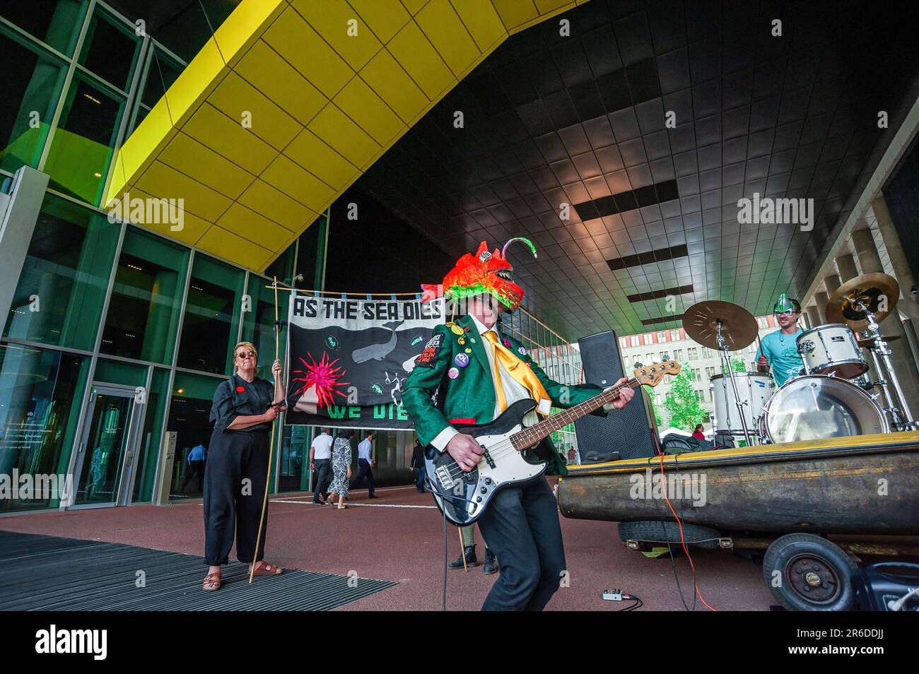 Ocean Rebellion's Heavy-Metal Band „The Polymetallic Nodules“ tritt während der Lärmdemonstration vor dem Repräsentantenhaus auf. Die Klimaaktivistengruppe "Ocean Rebellion" veranstaltete einen lauten Protest vor niederländischen Ministerialgebäuden in Den Haag, dem Ministerium für Klima, dem Repräsentantenhaus, dem Infrastrukturministerium, dem Ministerium für Wasserwirtschaft und dem Außenministerium. Alle waren dem Klang einer schweren Fleischband ausgesetzt, „The Polymetallic Nodules“, die in maximaler Lautstärke gegen den Tiefseebergbau und die Plünderung der Ozeane protestierte. (Foto von Charl Stockfoto