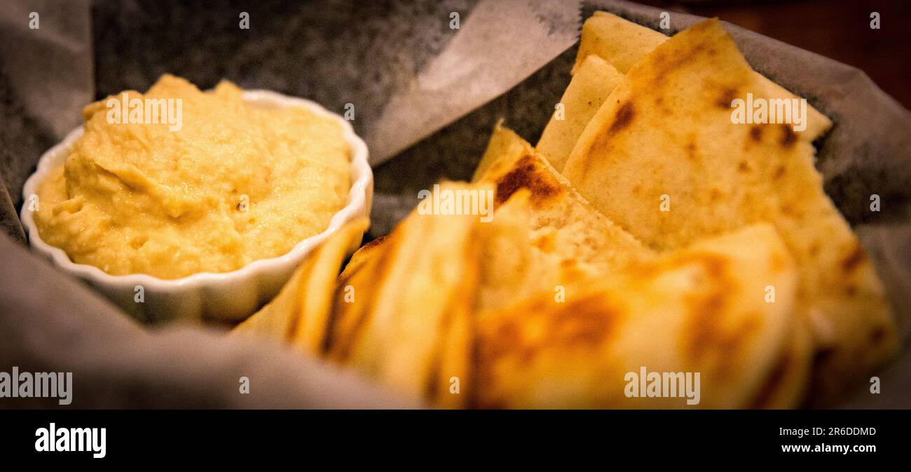 Korb mit Hummus und Pita-Brot als Vorspeise Stockfoto