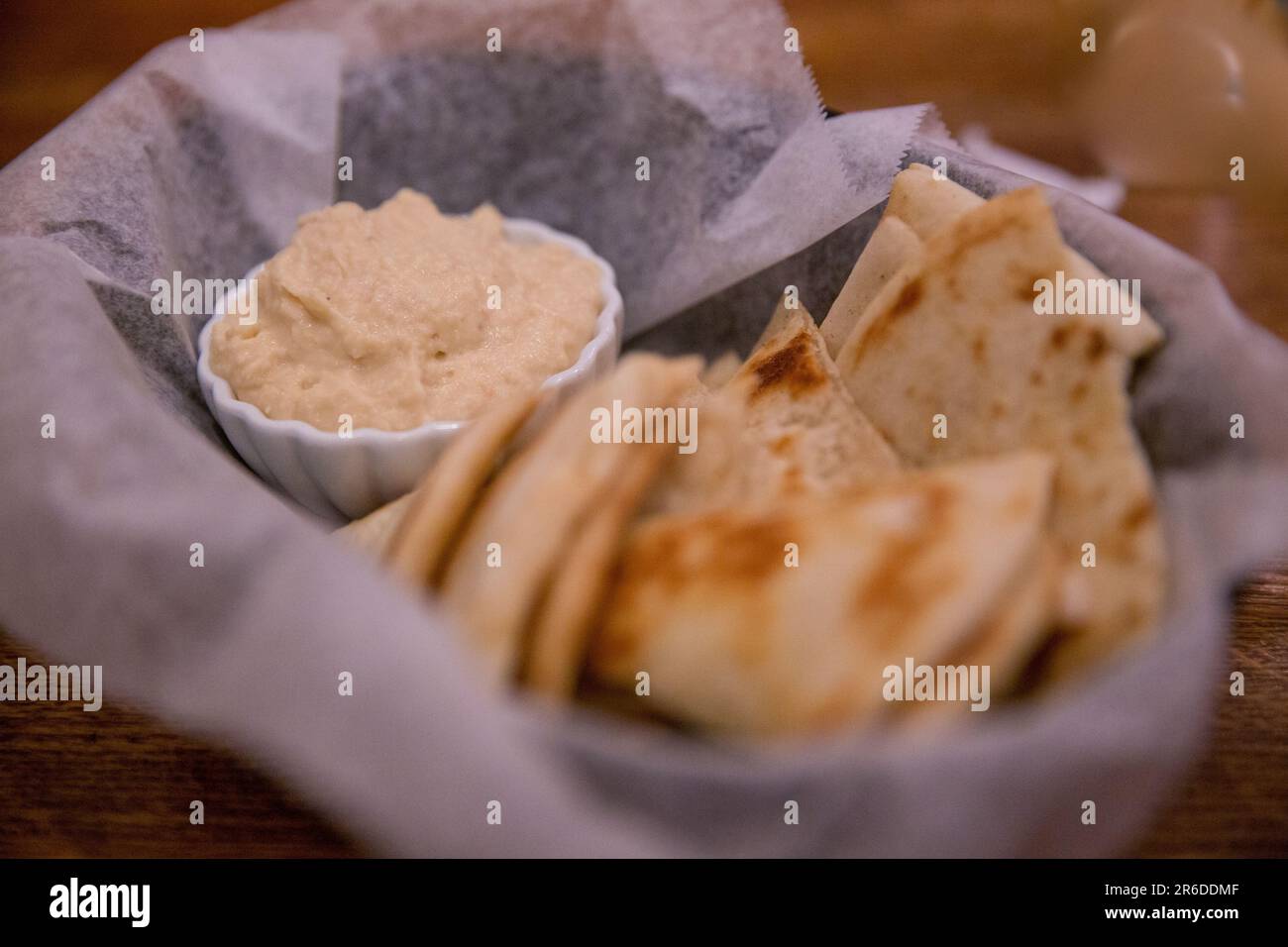 Korb mit Hummus und Pita als Vorspeise Stockfoto
