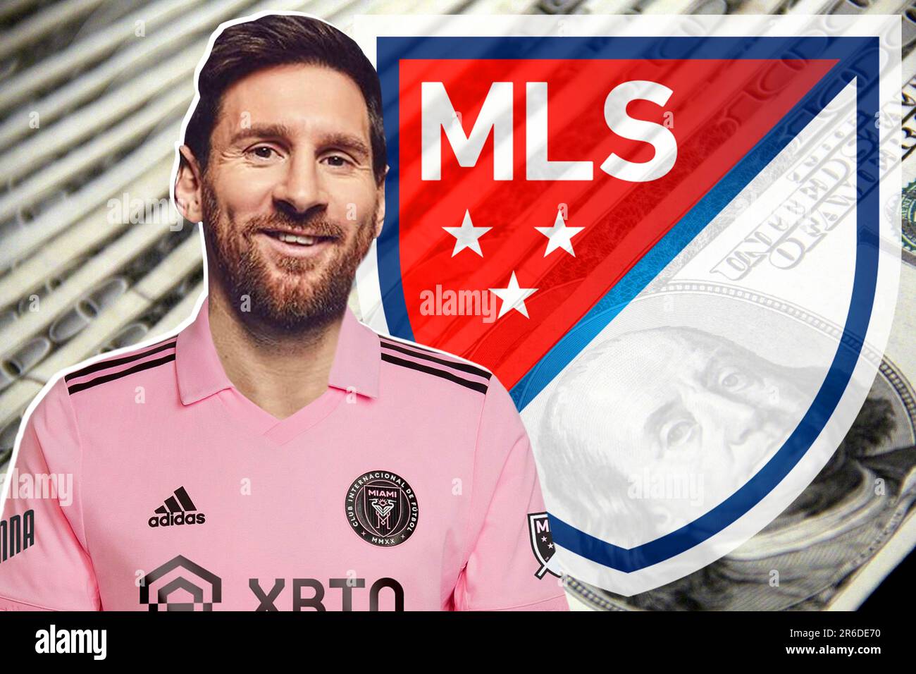 Lionel Messi mit dem Inter Miami Trikot, dem MLS-Schild und Bargeld-Dollarscheinen Stockfoto