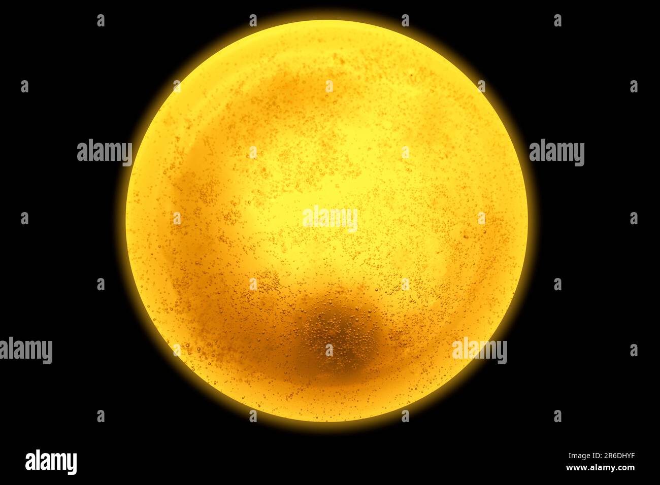 Gelbe Lichtkugel wie der Mond auf schwarzem Hintergrund. Stockfoto