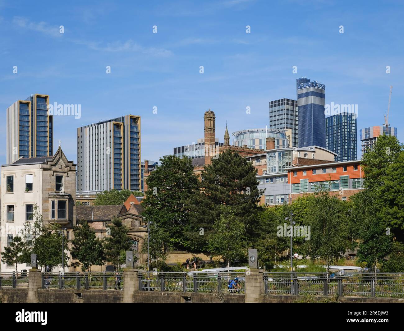 Blick von der Victoria Street Manchester in Richtung Shude Hill und CIS Tower Stockfoto