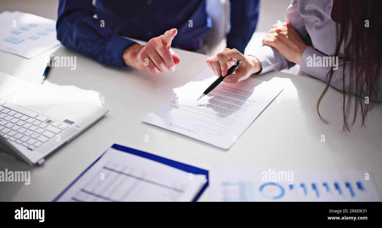 Jurist Hand Dokument Überprüfung Und Vertrag Mediation Stockfoto