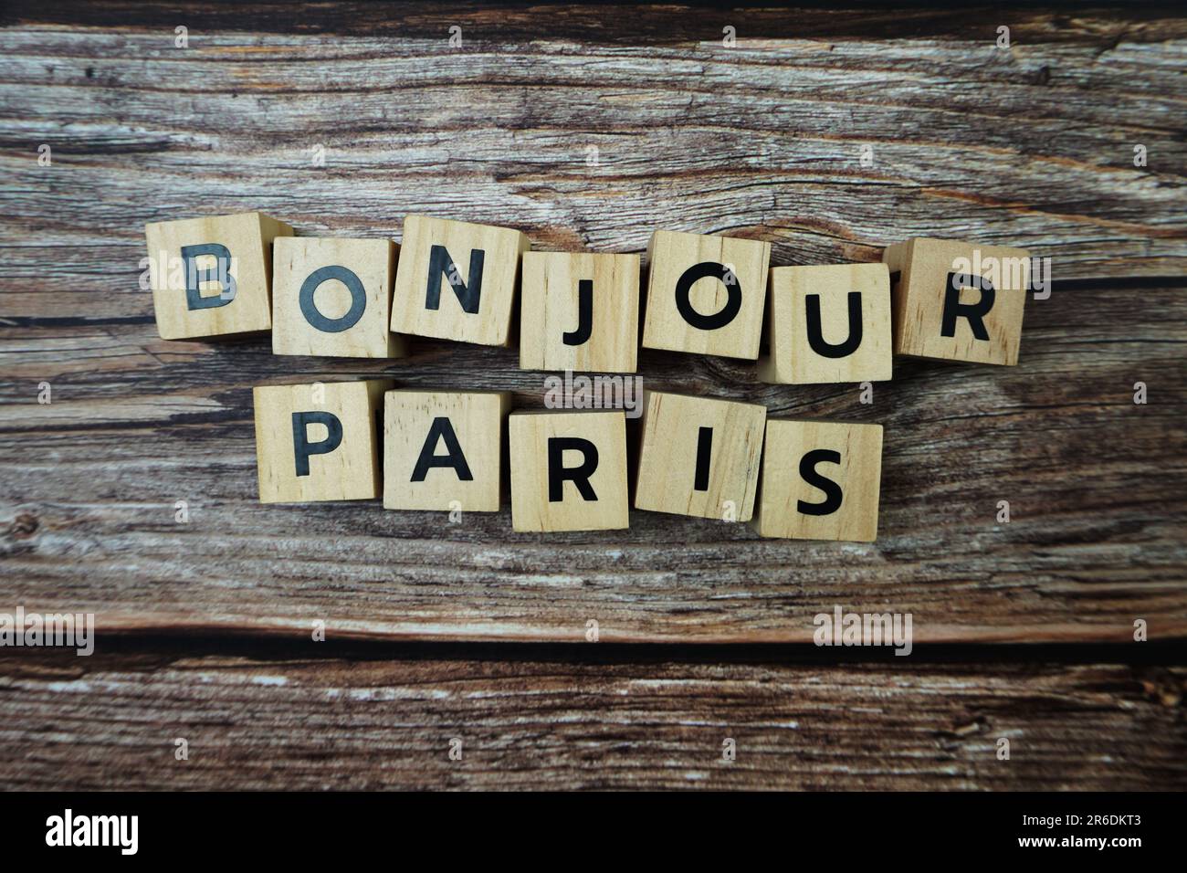 Bonjour Paris Word-Buchstaben auf Holzhintergrund Stockfoto