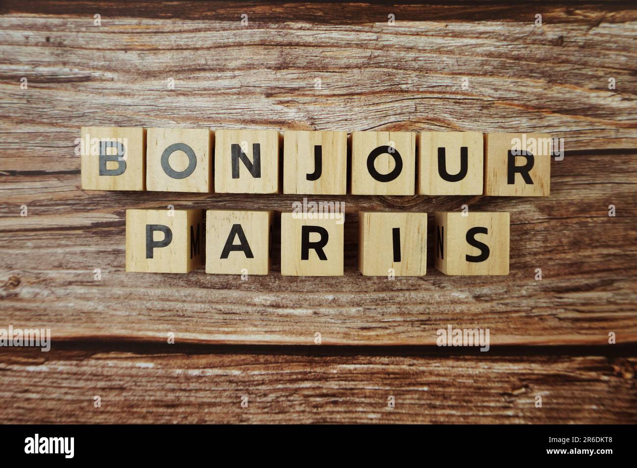 Bonjour Paris Word-Buchstaben auf Holzhintergrund Stockfoto