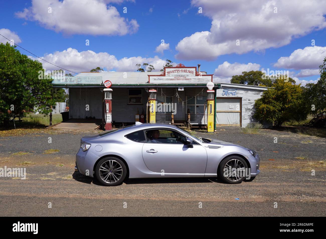 Silberner Sportwagen vor Montys verlassener Garage in Glenmorgan, Queensland Stockfoto
