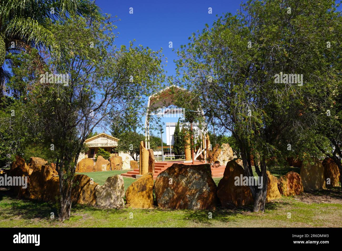 CRYSTAL TROMPETERS Sculpture von Peggy Westmoreland in Jericho's, Queensland, Public Park Stockfoto