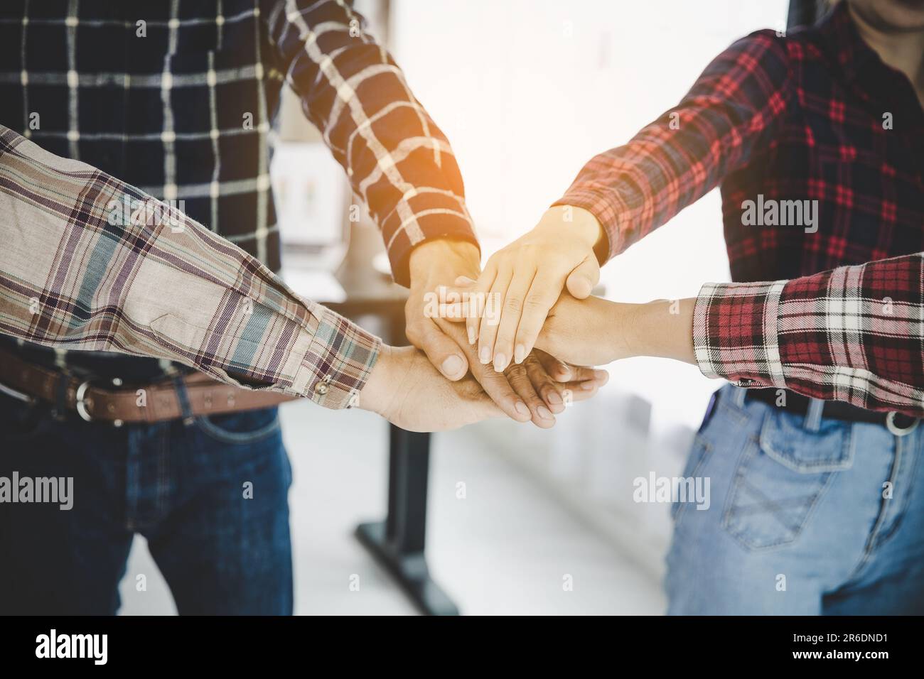 Gruppe von Gleichgesinnten ihre Handflächen schröpfen Stockfoto