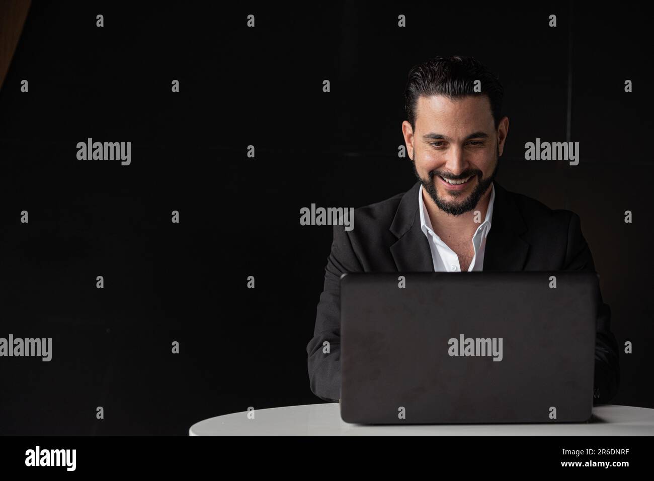 Porträt eines gutaussehenden Geschäftsmannes mit einem Laptop-Computer in horizontaler Aufnahme Stockfoto