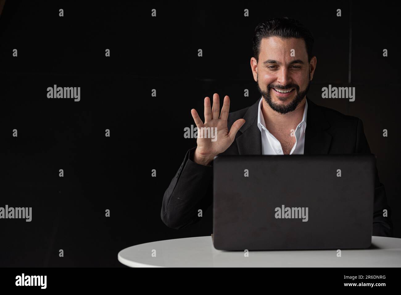 Porträt eines gutaussehenden Geschäftsmannes mit einem Laptop-Computer in horizontaler Aufnahme Stockfoto