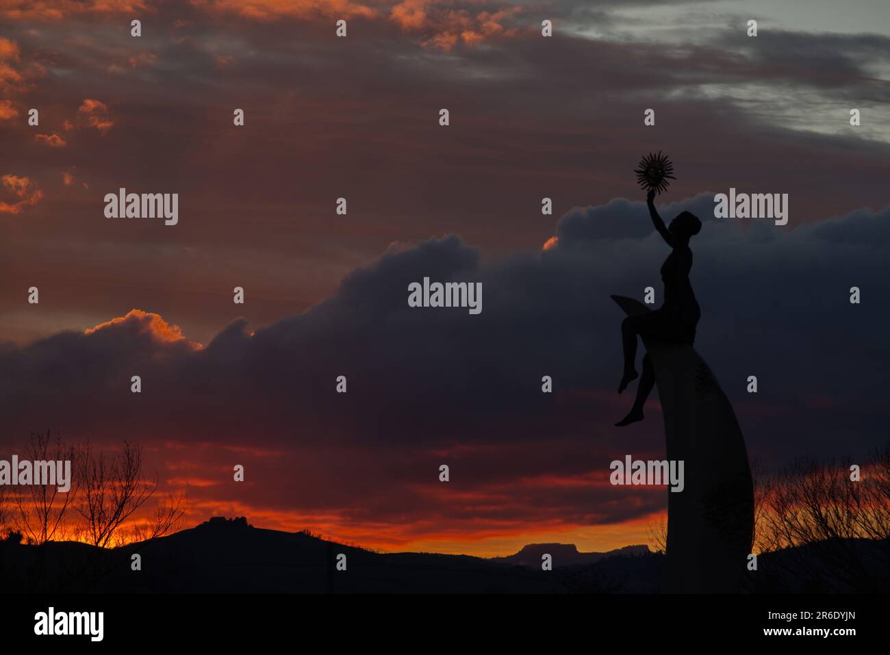 la silouette di una scultura lungo la statale 744 delle Marche contro il cielo al tramonto Stockfoto
