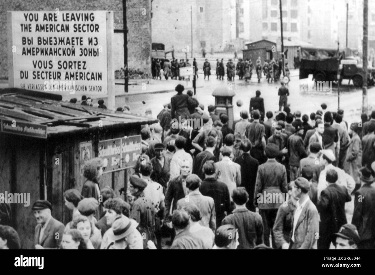 EINGEREICHT - 17. Juni 1953, Berlin: Ostberliner Arbeiter, die aus der (im Hintergrund) nahenden Volkspolizei in den westlichen Sektor fliehen. Am 17. Juni 1953 protestierten eine Million Menschen in der DDR gegen den noch jungen sozialistischen Staat - bis die sowjetischen Panzer den Aufstand beendeten. Dramatische Tage. (Zu dpa 'When the Panzers Rolling: 70 years after the populaire uprising in the DDR') Foto: UPI/dpa Stockfoto