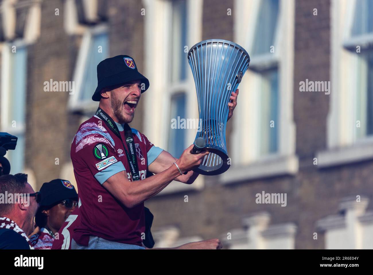 Declan Rice mit Trophäe bei der Siegesparade der Fußballmannschaft West Ham Utd, um den Gewinn der Trophäe der UEFA Europa Conference League zu feiern Stockfoto