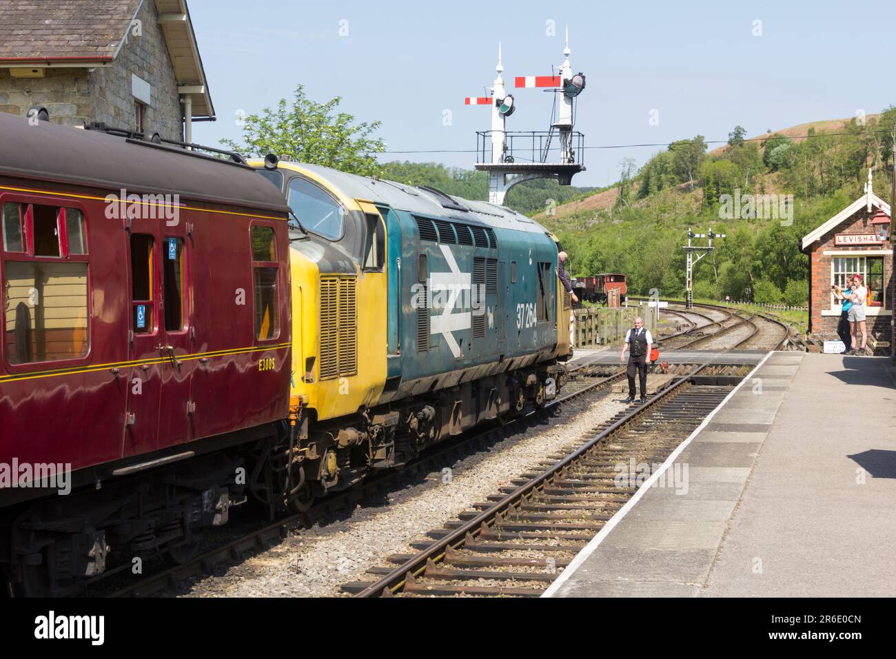 Ehemalige dieselelektrische Lokomotive der British Rail Klasse 37 37 264 am Bahnhof Levisham der North Yorkshire Moors Railway (NYMR). Stockfoto