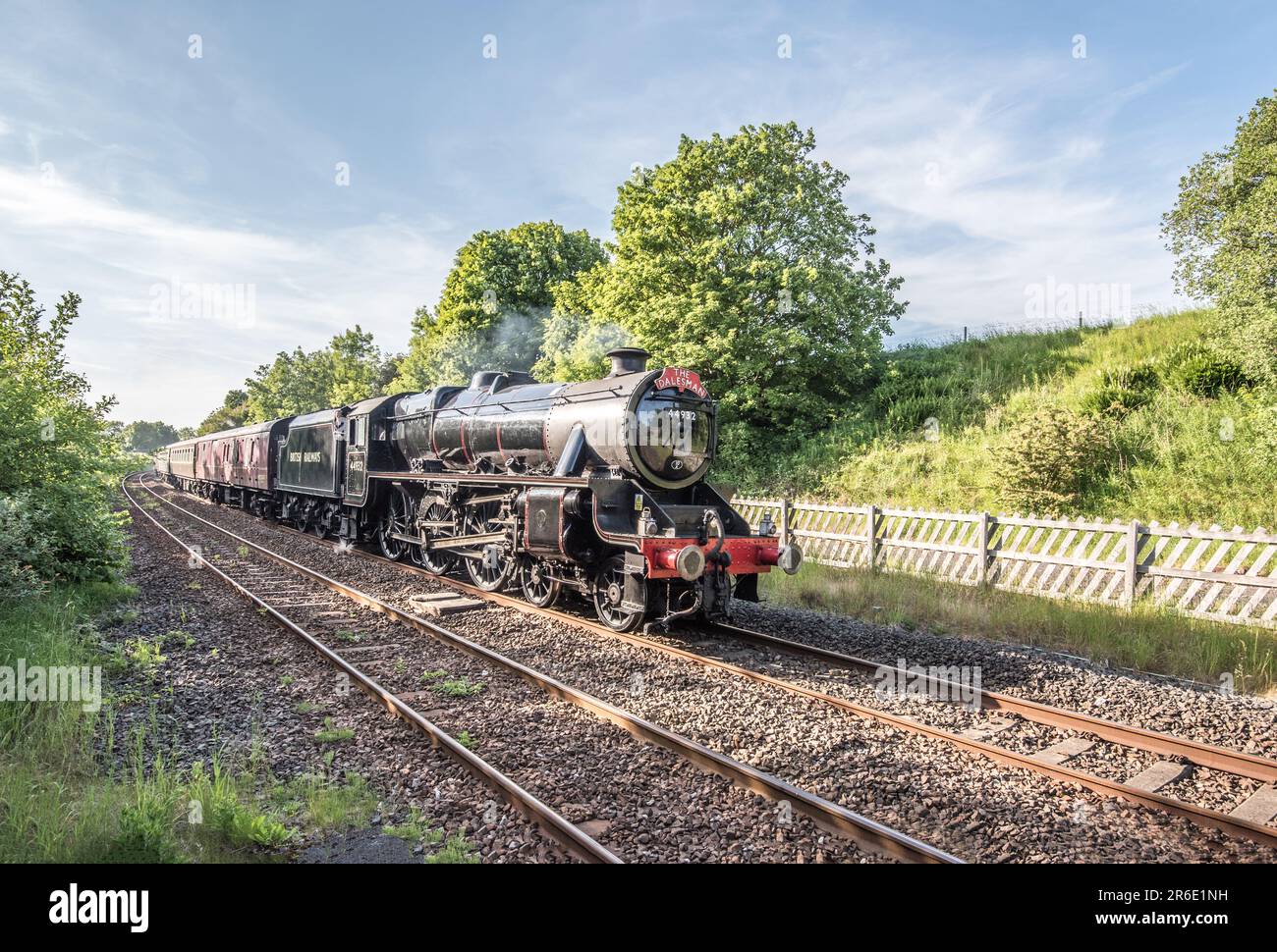 44932 LMS Stanier Klasse 5 BR ausgekleidete schwarze Lackierung erhalten Dampfeisenbahn als ' Dalesman'. Reise Carlisle nach York am 8. Juni durch Long Preston Stockfoto