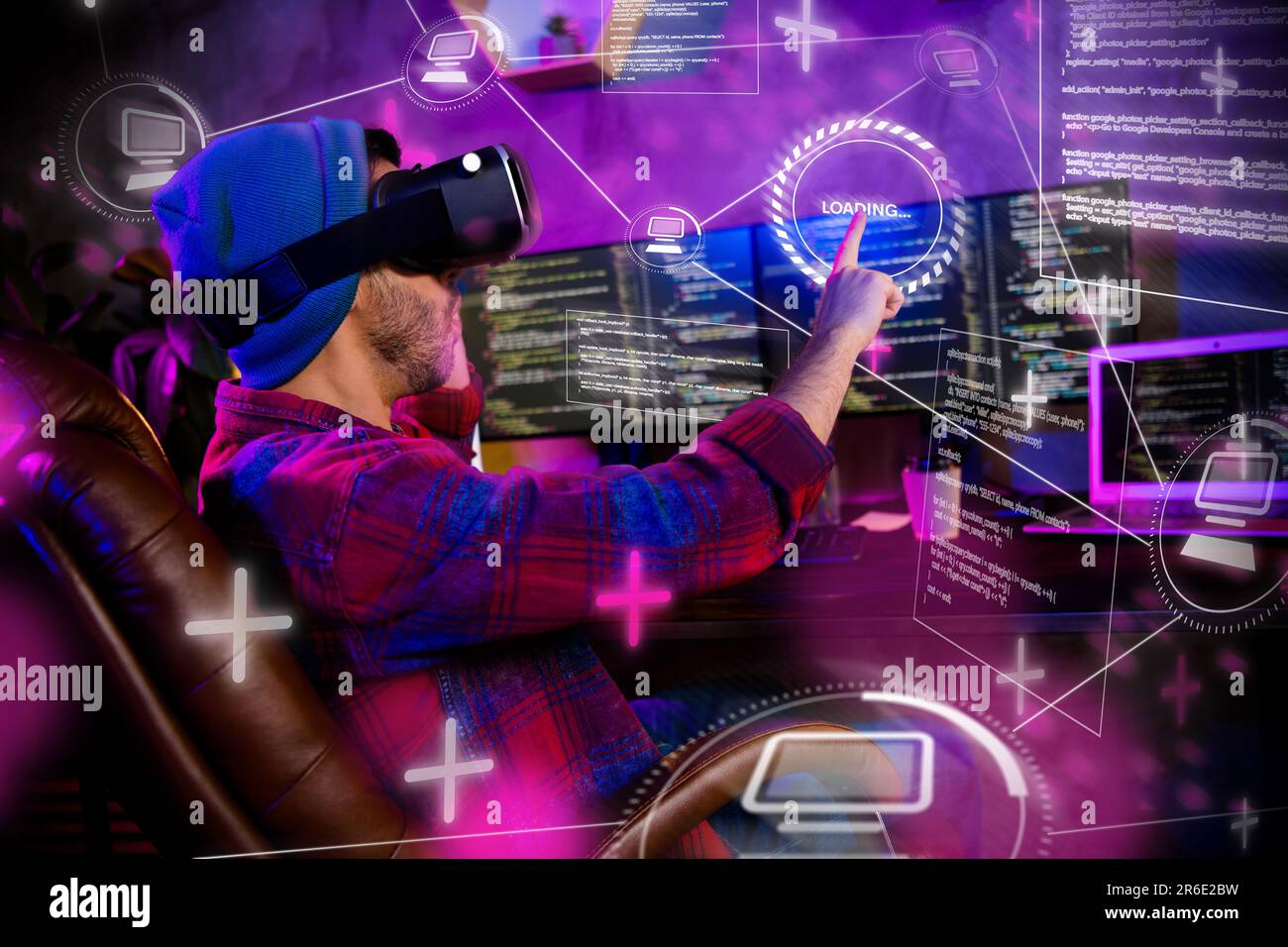Modernes soziales Netzwerk globaler High-Tech junger Mann, der holographische Technologien zum Programmieren verwendet, verwendet VR-Brillencollage Stockfoto