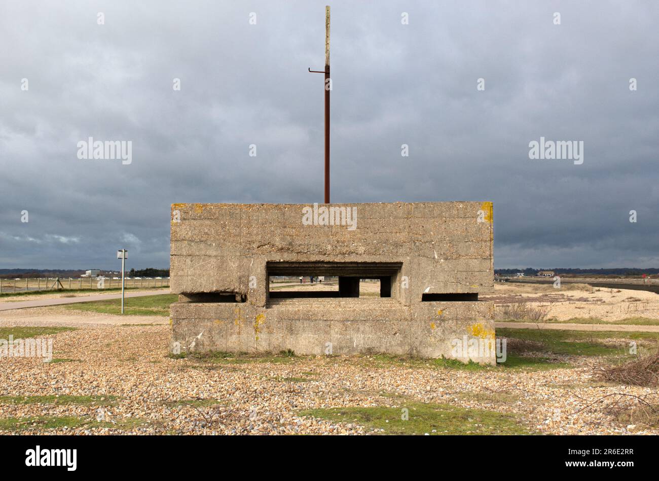 Ein Maschinengewehrpillbox aus dem Zweiten Weltkrieg der vickers am Westufer des River Rother in Rye Harbour, East Sussex. Stockfoto