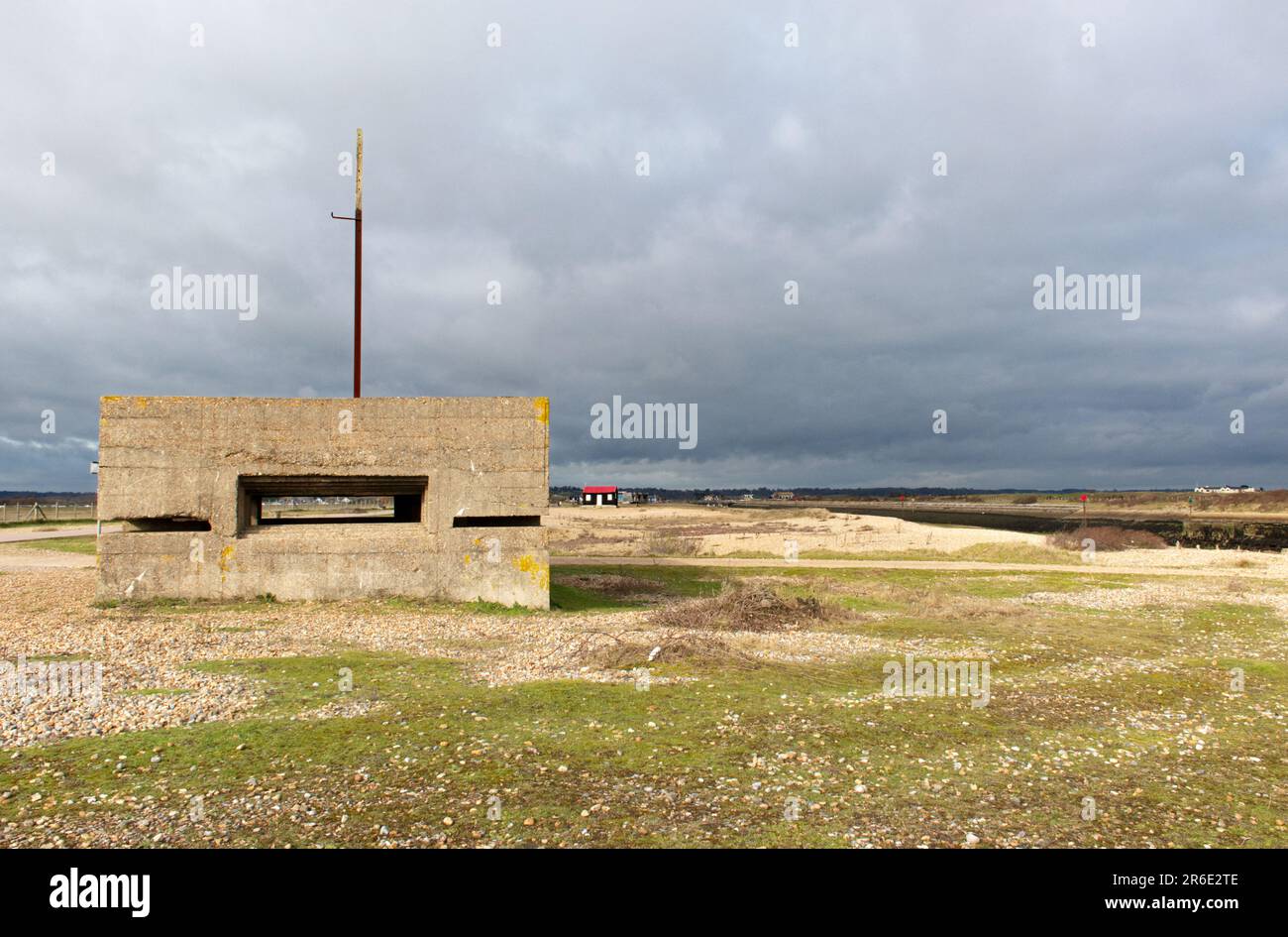 Ein Maschinengewehrpillbox aus dem Zweiten Weltkrieg der vickers am Westufer des River Rother in Rye Harbour, East Sussex. Stockfoto