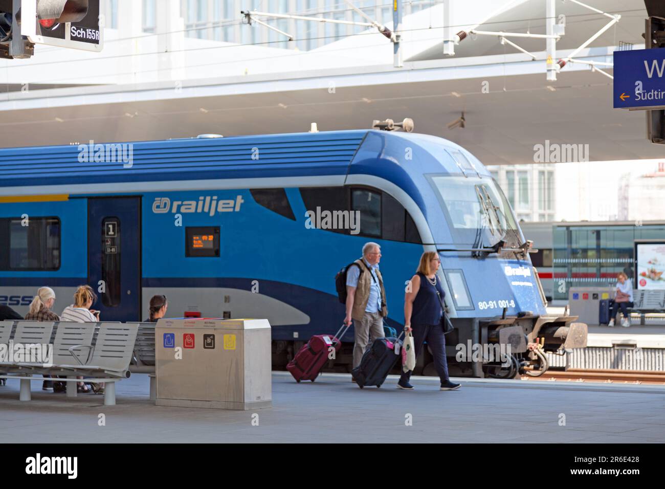 Wien, Österreich - Juni 17 2018: Tschechischer Eisenbahnzug des Railjet am Bahnhof Wien Hbf. Stockfoto