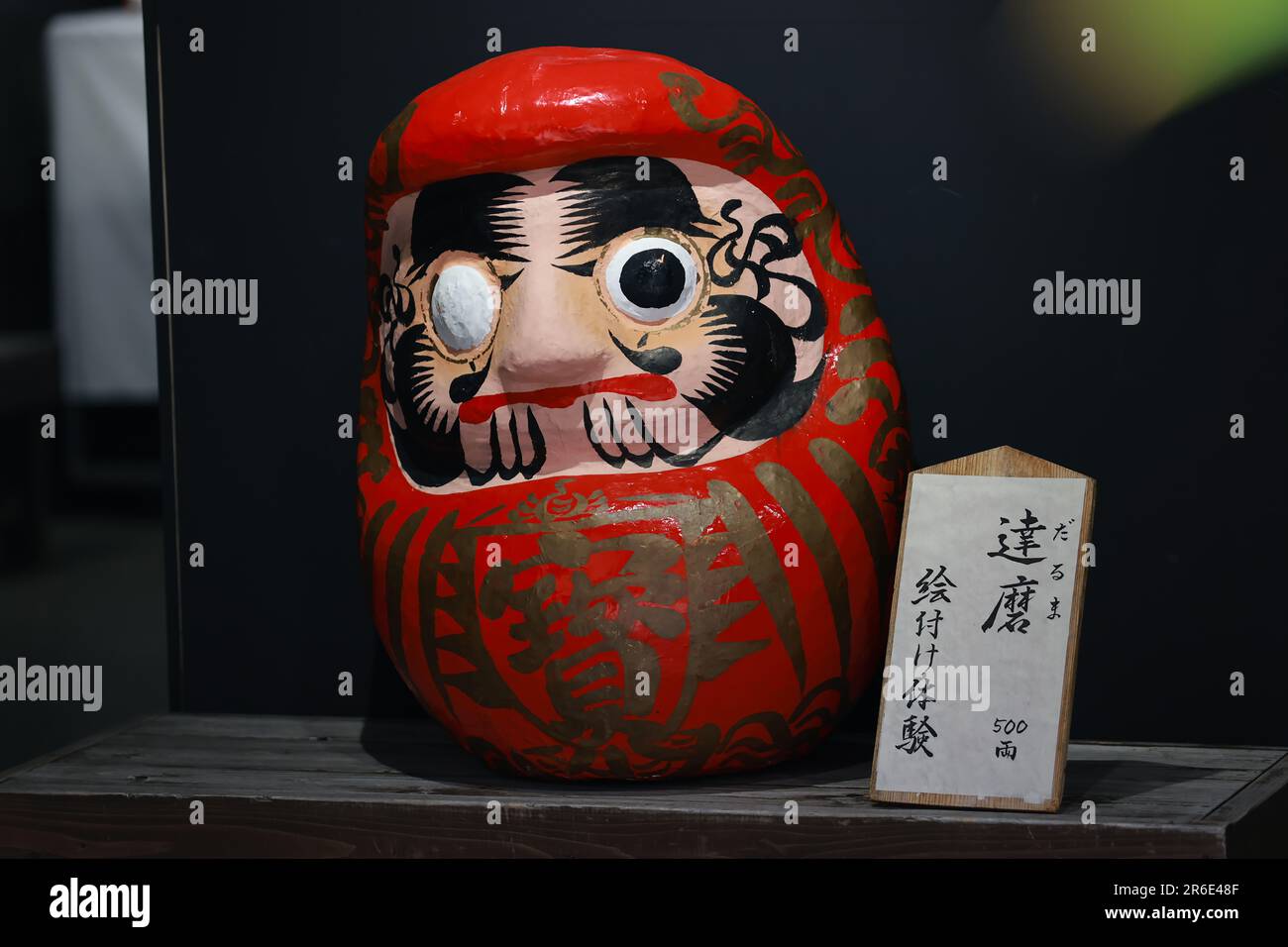 Kinugawa, Japan, Mai 3 2023: Eine bemalte Daruma-Puppe mit einem Auge in Kinugawa Onsen. Es ist eine der berühmten traditionellen Puppen in Japan Stockfoto