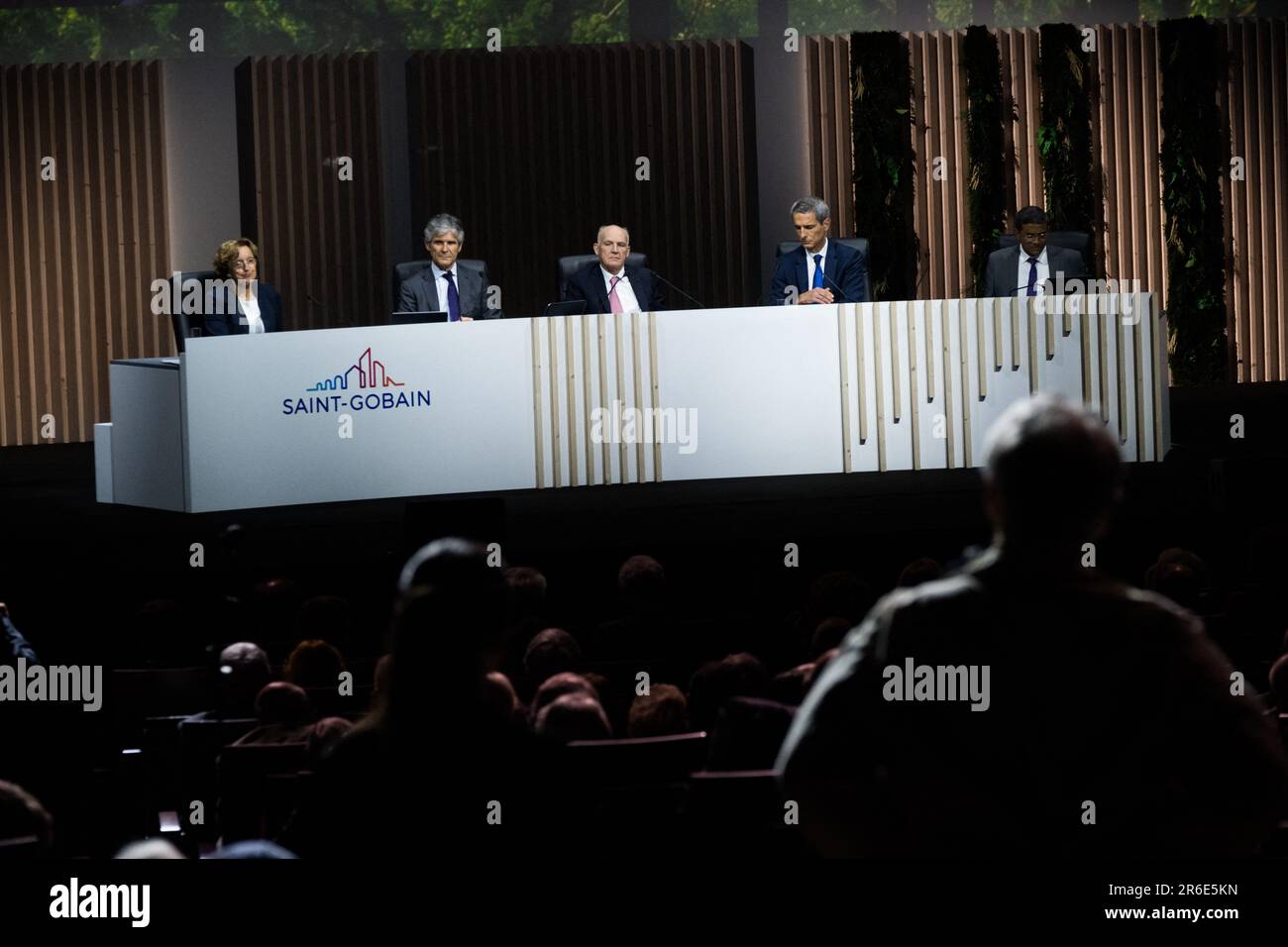 Paris, Frankreich. 08. Juni 2023. Stellvertretender geschäftsführender Direktor, zuständig für Humanressourcen der Saint-Gobain-Gruppe Claire Pedini, Vorsitzender des Verwaltungsrats der Compagnie de Saint-Gobain Pierre-Andre de Chalendar, CEO von Saint-Gobain Benoit Bazin und Finanzvorstand der Compagnie de Saint-Gobain Sreedhar Natarajan während der Hauptversammlung der Aktionäre von Saint-Gobain, Zur Strategie des französischen multinationalen Unternehmens am 8. Juni 2023 in Paris, Frankreich. Foto: Pierrick Villette/ABACAPRESS.COM Kredit: Abaca Press/Alamy Live News Stockfoto