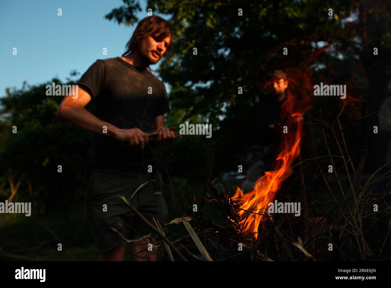 Noel und Grey machen Bio-Char auf der Farm bei Circle Acres. Stockfoto