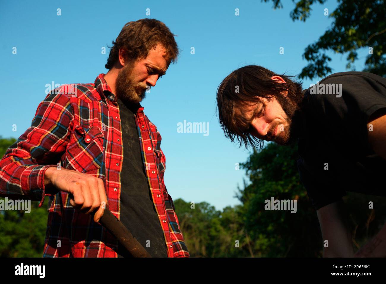 Noel und Grey machen Bio-Char auf der Farm bei Circle Acres. Stockfoto