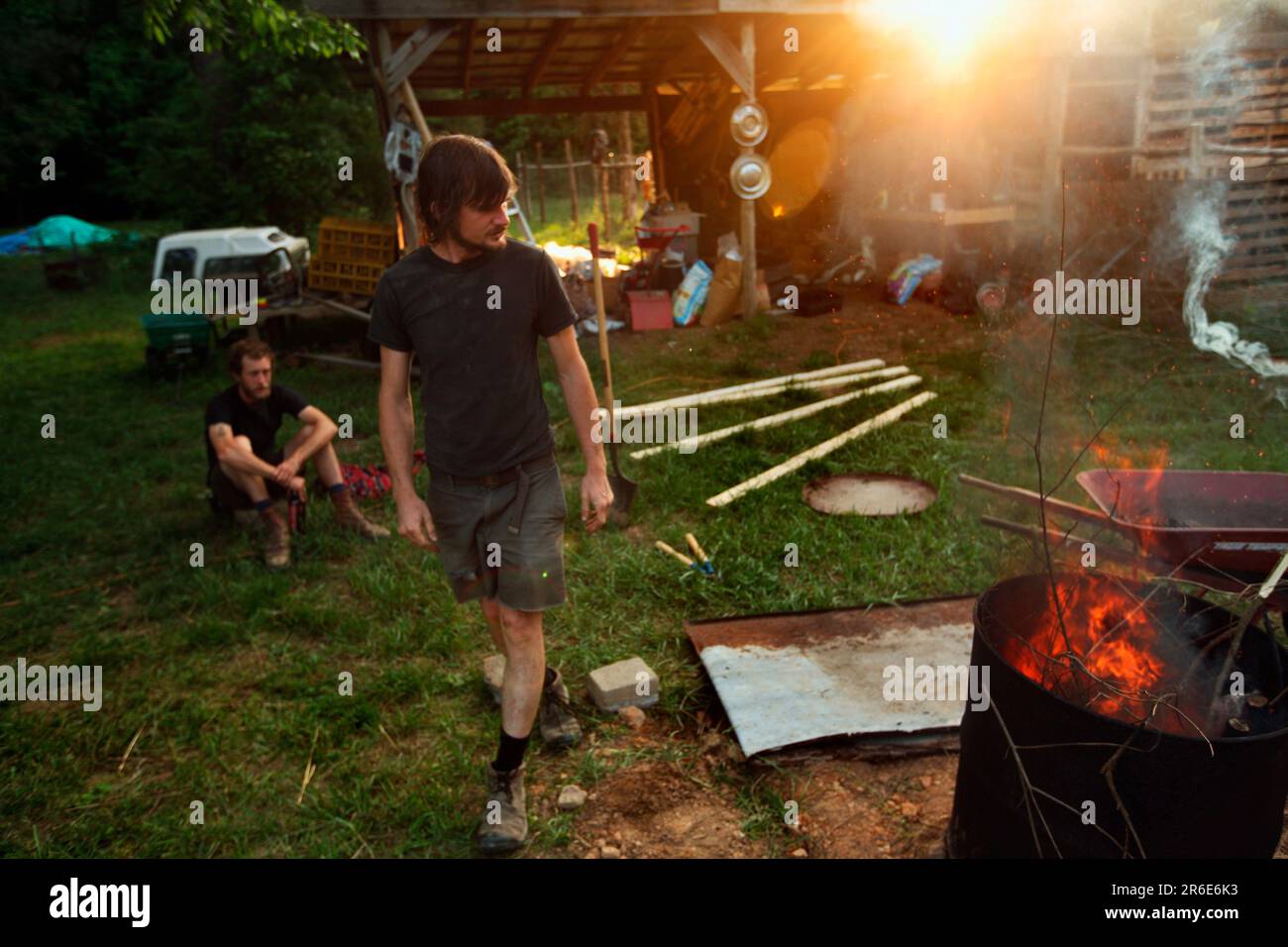 Noel und Grey machen Bio-Char auf der Farm bei Circle Acres. Stockfoto