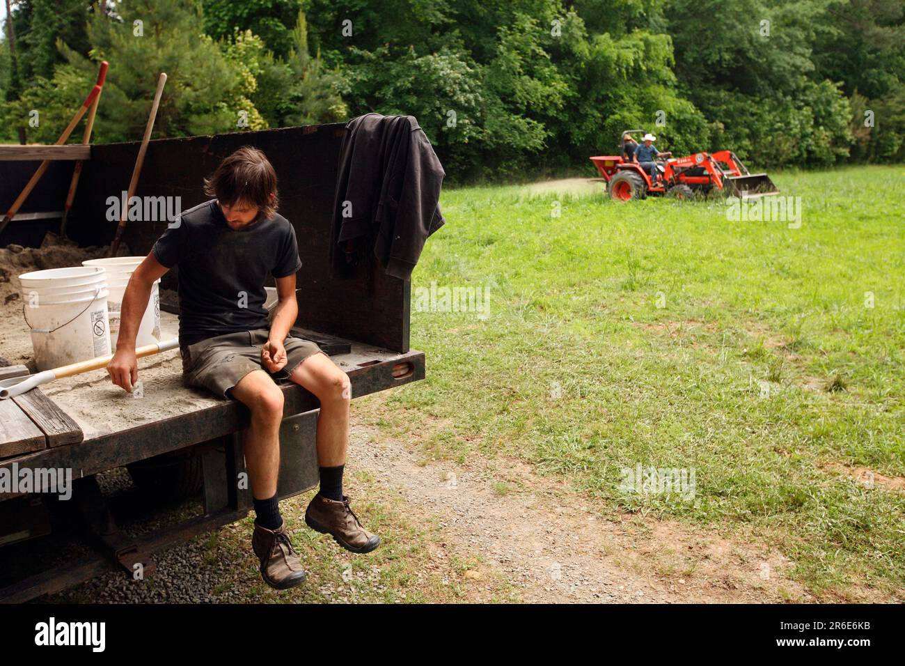 Die Arbeiter verteilen Kalk auf den Feldern der Farm in Circle Acres. Stockfoto