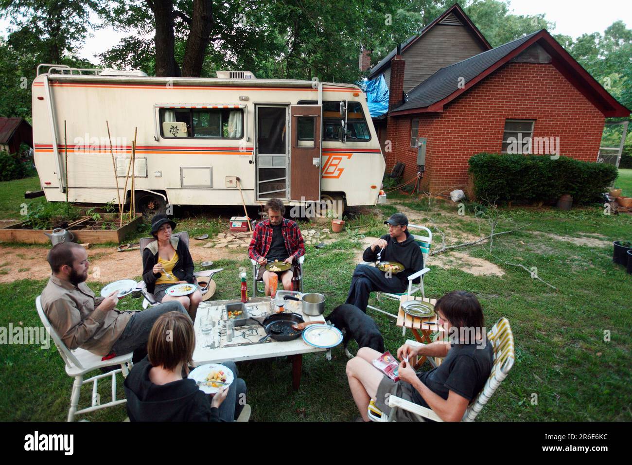 Noel und Grey machen Bio-Char auf der Farm bei Circle Acres. Stockfoto