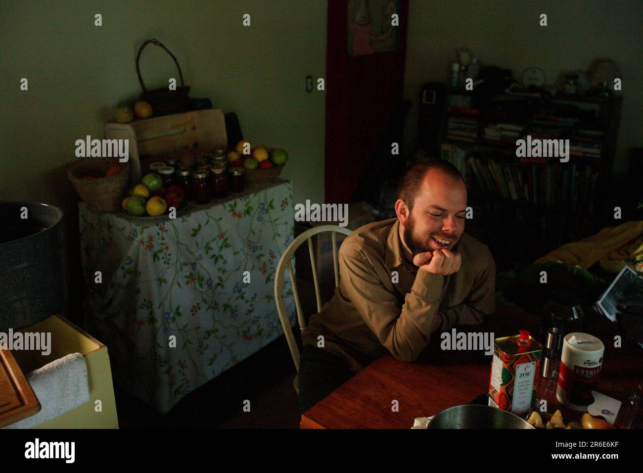 Noel und Grey machen Bio-Char auf der Farm bei Circle Acres. Stockfoto