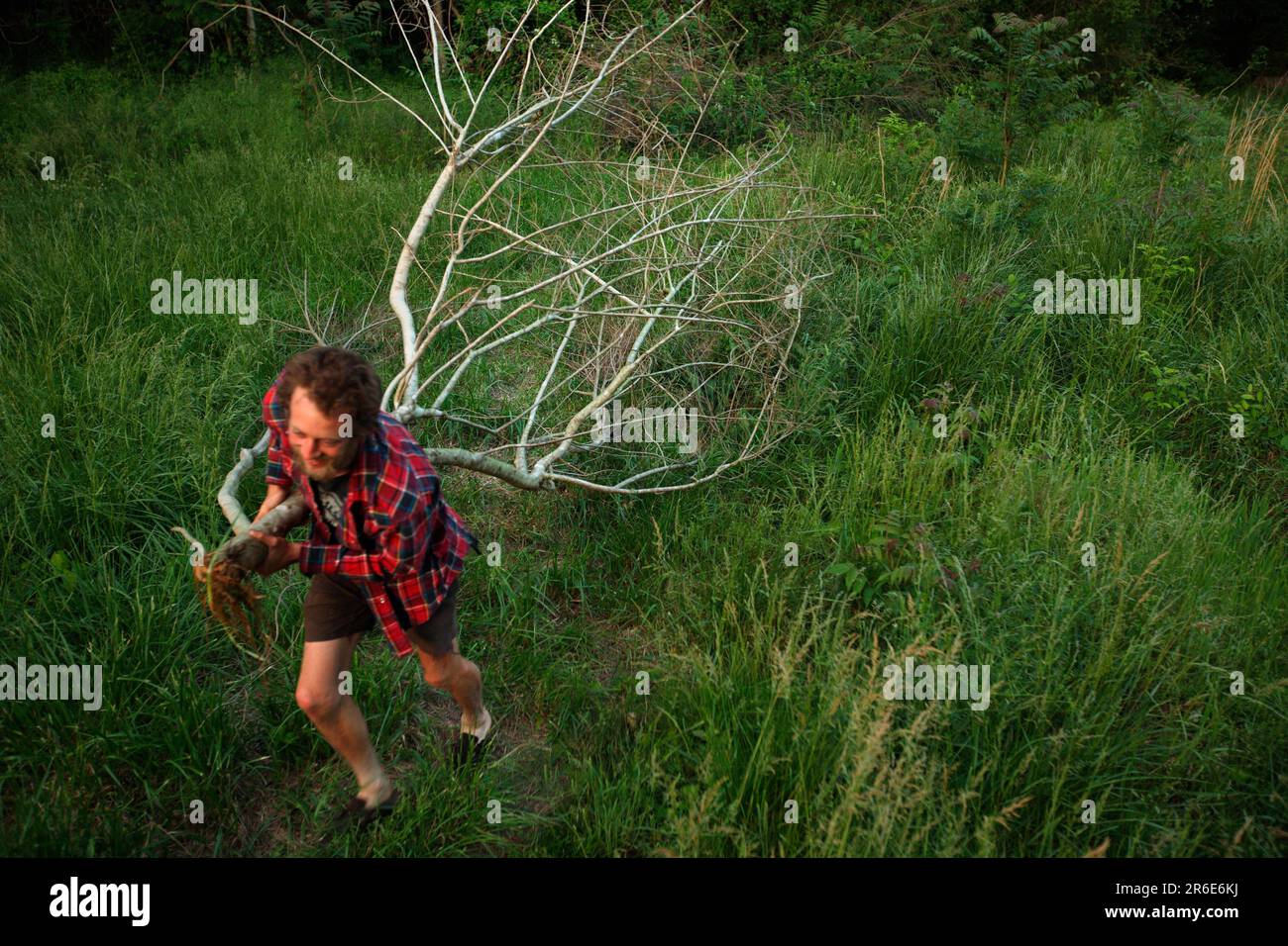 Noel und Grey machen Bio-Char auf der Farm bei Circle Acres. Stockfoto