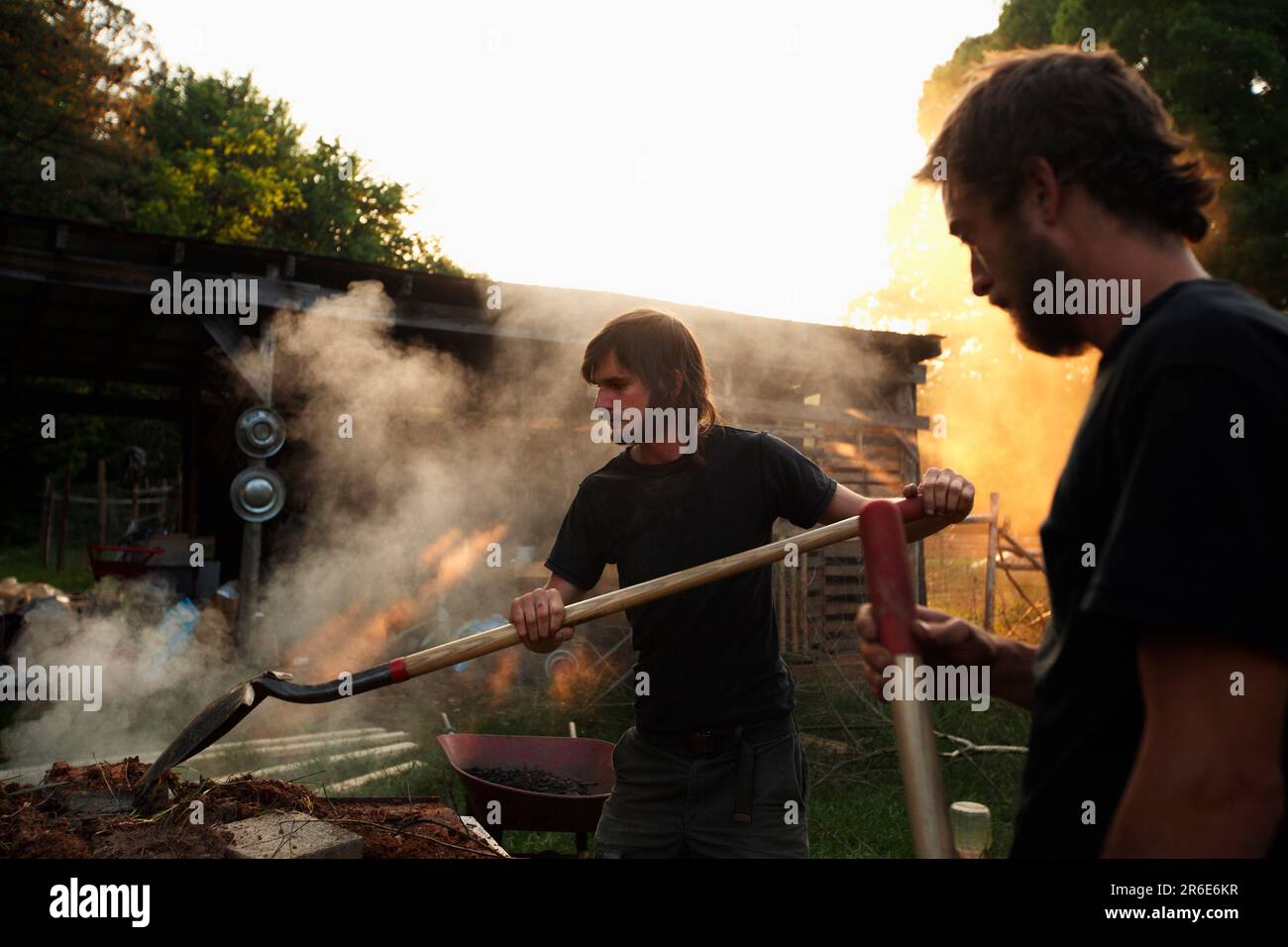 Noel und Grey machen Bio-Char auf der Farm bei Circle Acres. Stockfoto