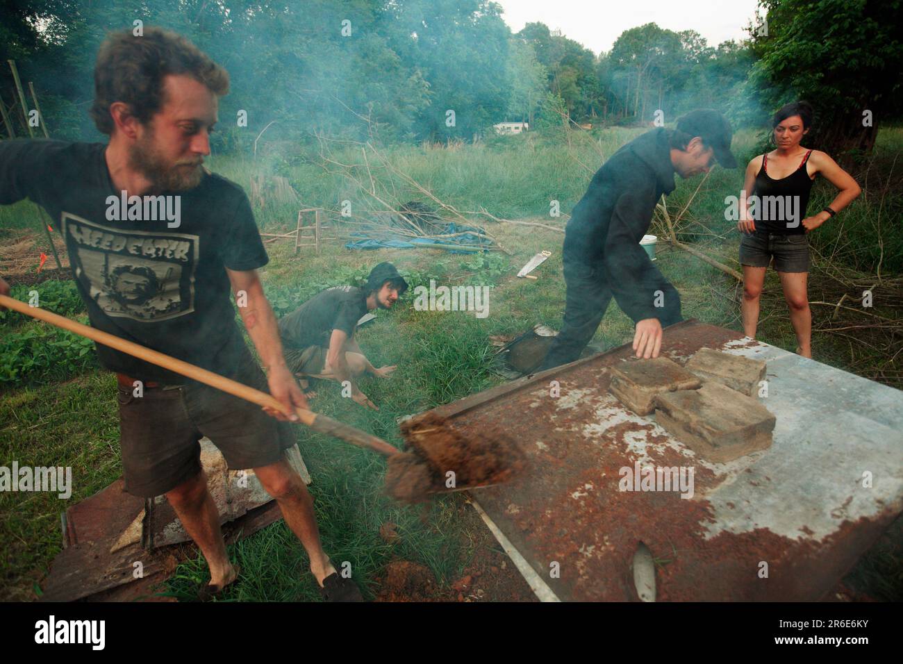 Noel und Grey machen Bio-Char auf der Farm bei Circle Acres. Stockfoto