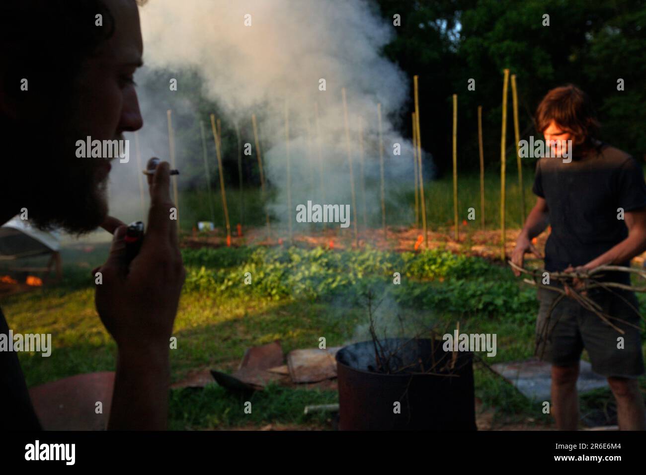 Noel und Grey machen Bio-Char auf der Farm bei Circle Acres. Stockfoto