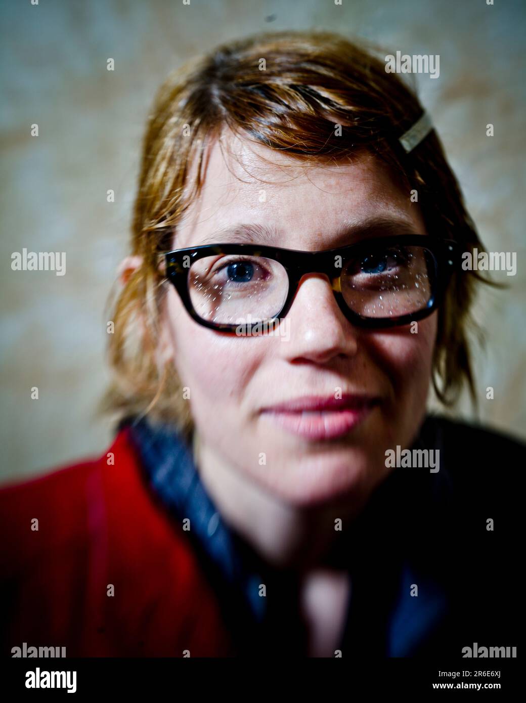 Porträt einer jungen Frau mit Brille Stockfoto