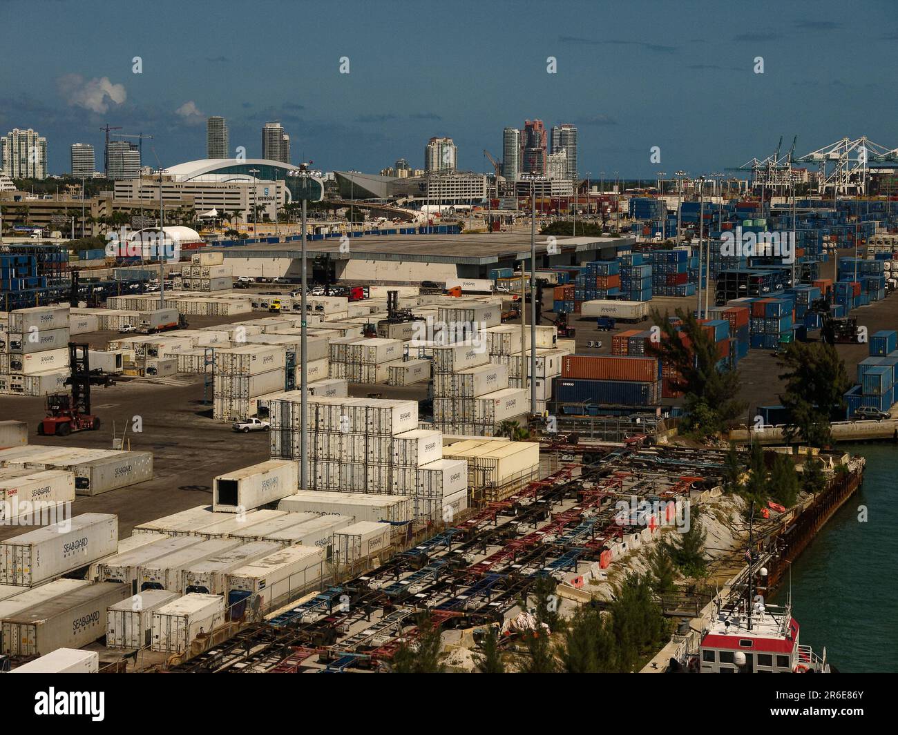 Versandcontainer in Großpackungen und -Abschnitten – Miami Port USA. Ansichten gestapelter Container im Container-Handling-Bereich des Hafens von Miami Stockfoto