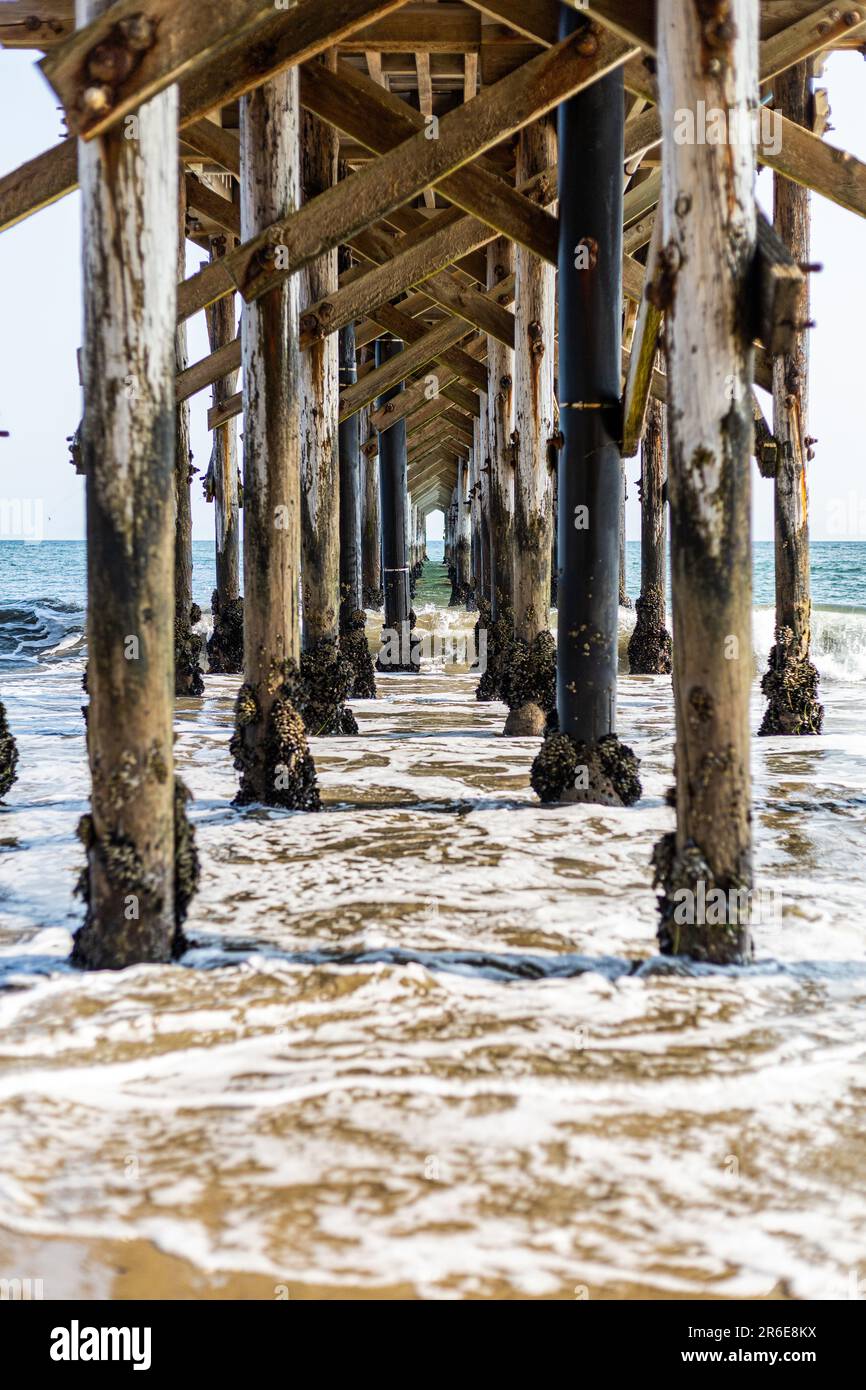 Unter dem Gaviota Beach Pier, Kalifornien, USA Stockfoto