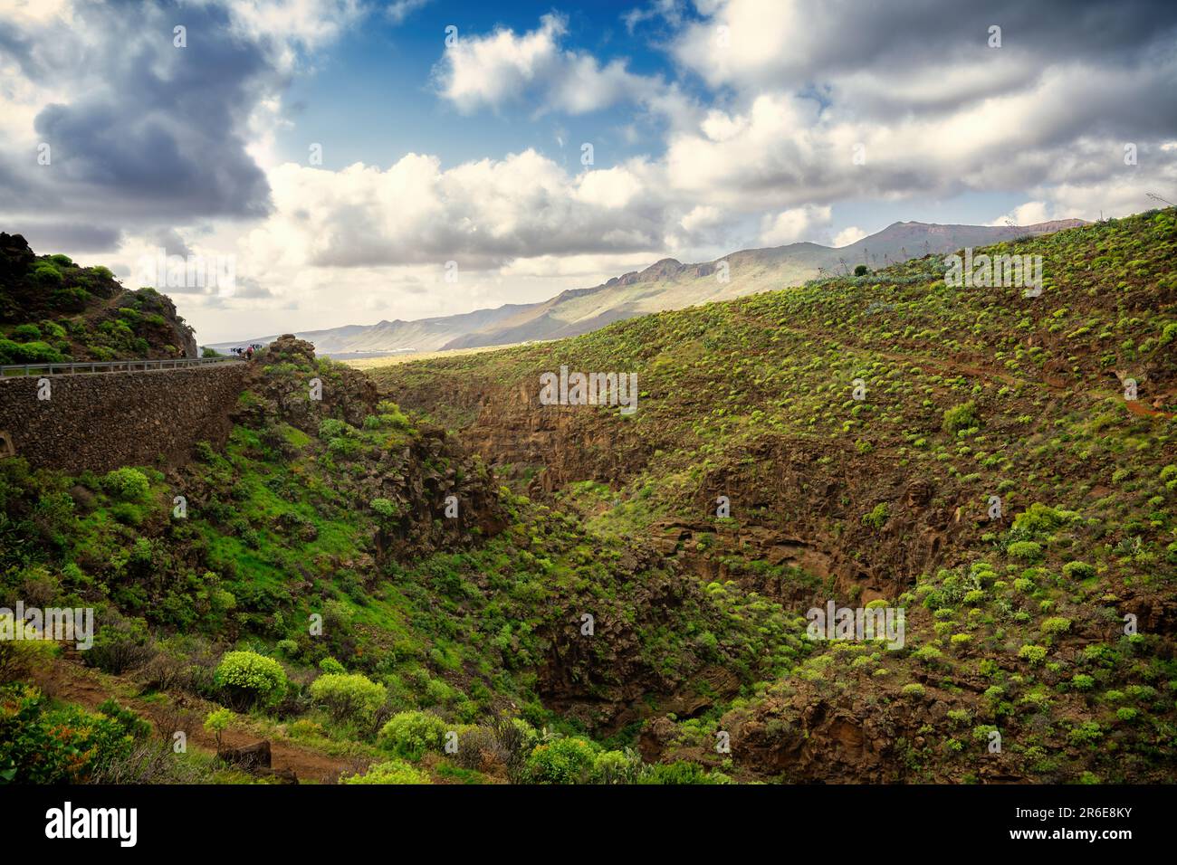 Landschaft eines kanarientals und in der Ferne ein Himmel mit Wolken Stockfoto