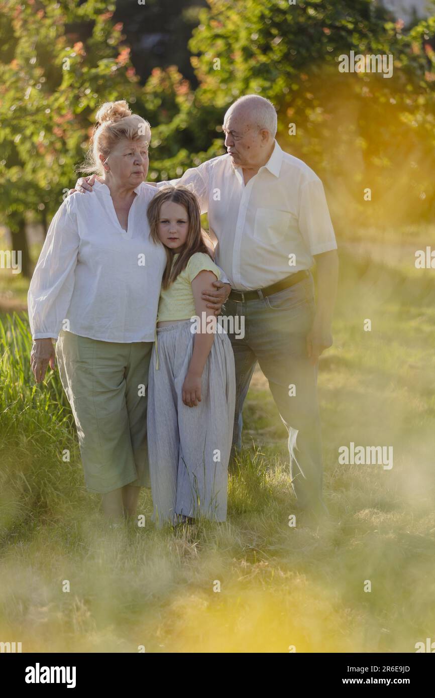 Ältere Menschen Bauern im Weizenfeld ein Spaziergang in der Natur Stockfoto