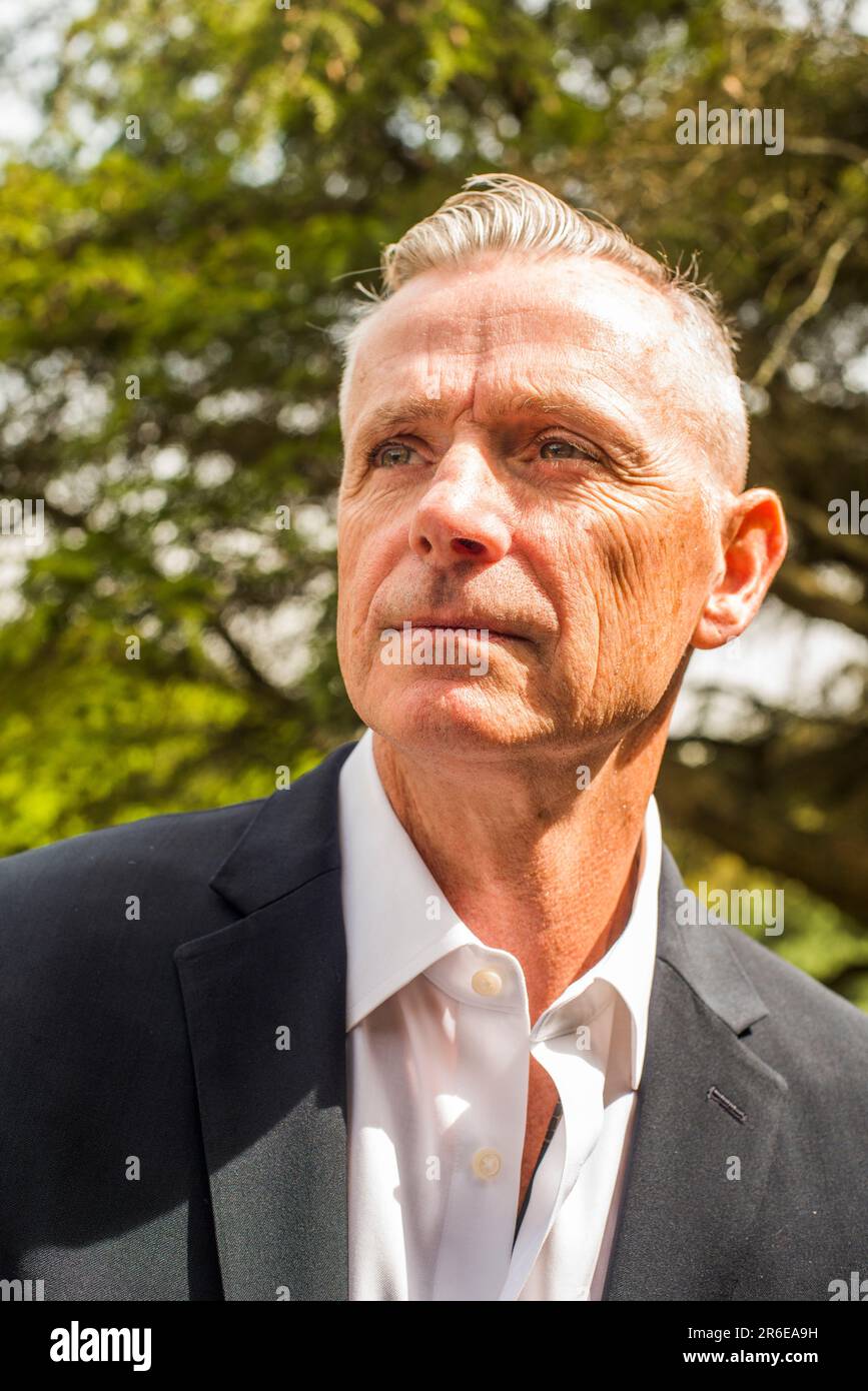 Porträts der ersten heiligen Kommunion der Zwillinge Stockfoto