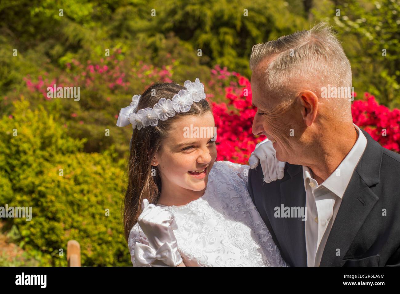 Porträts der ersten heiligen Kommunion der Zwillinge Stockfoto