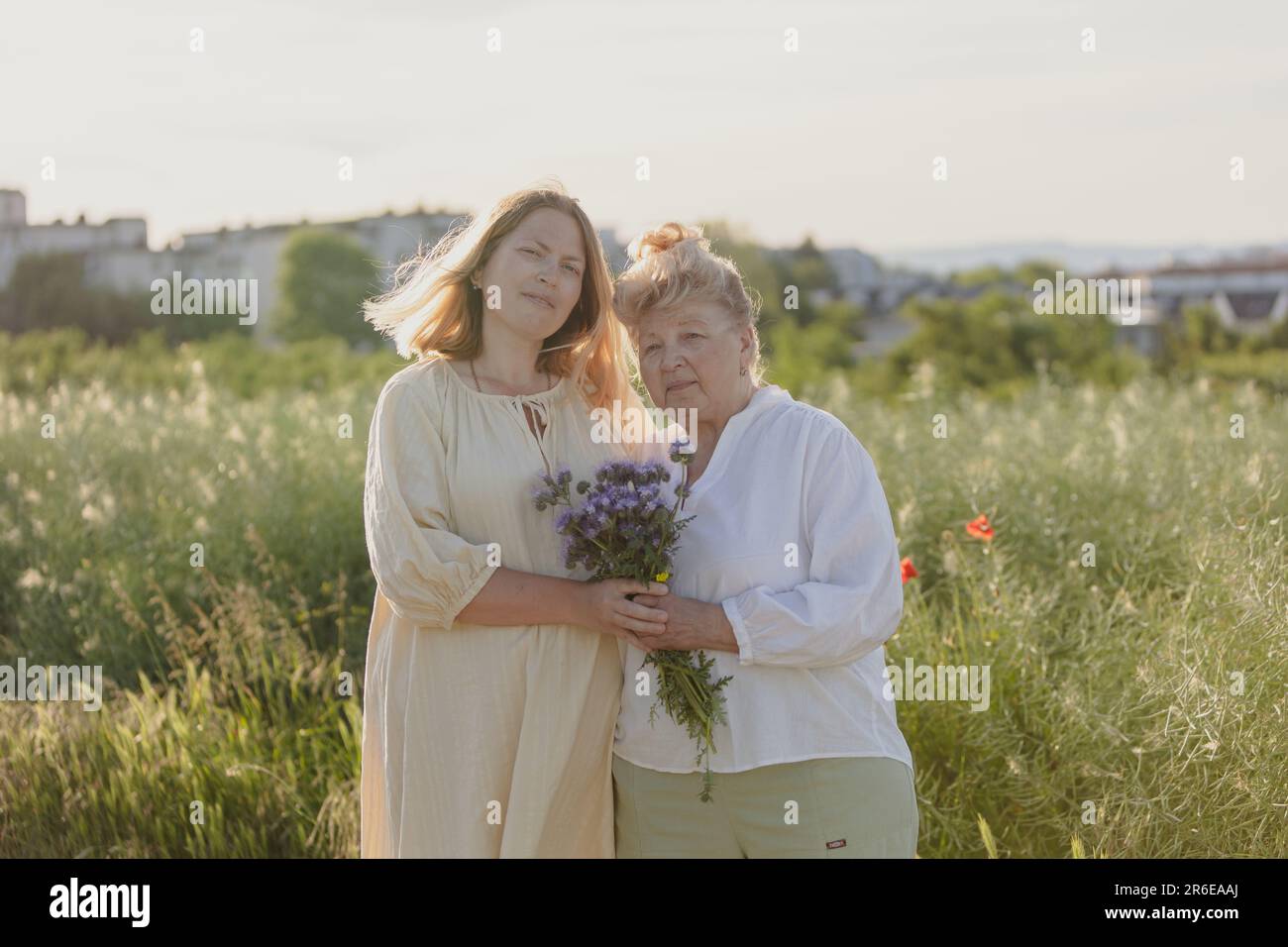 Zwei Frauen, Mutter und Tochter, zwei Generationen, Außenporträt Stockfoto