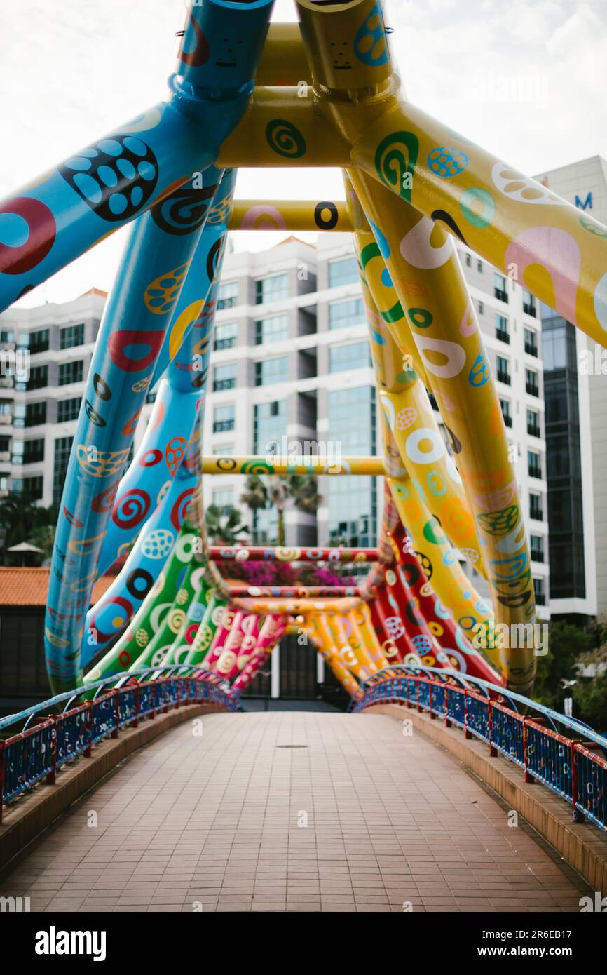 Farbenfrohe bemalte Brücke mit Gebäuden hinter Asien Stockfoto