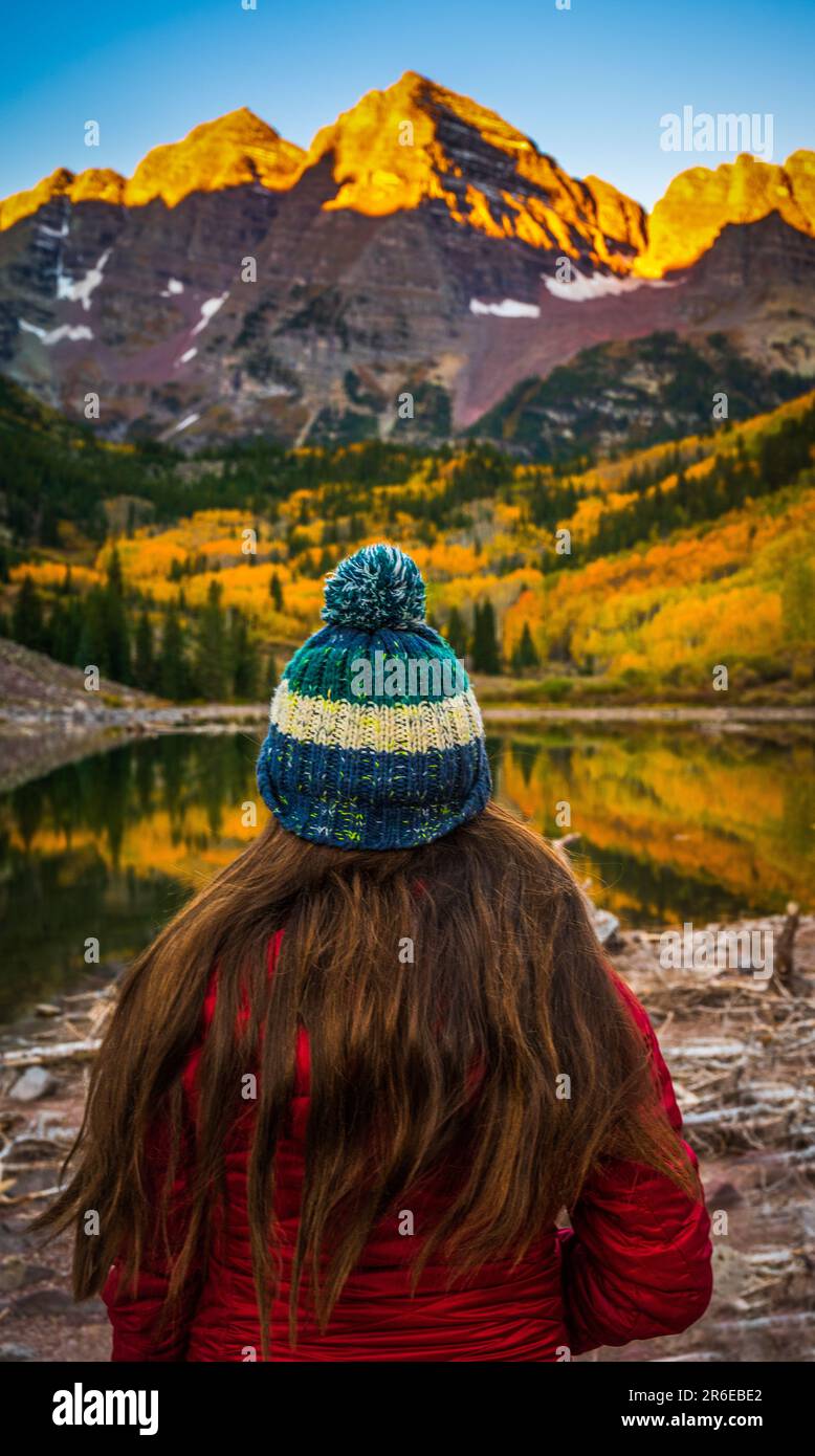 Ein Mädchen, das im Herbst die Maroon Bells in Colorado ansieht Stockfoto