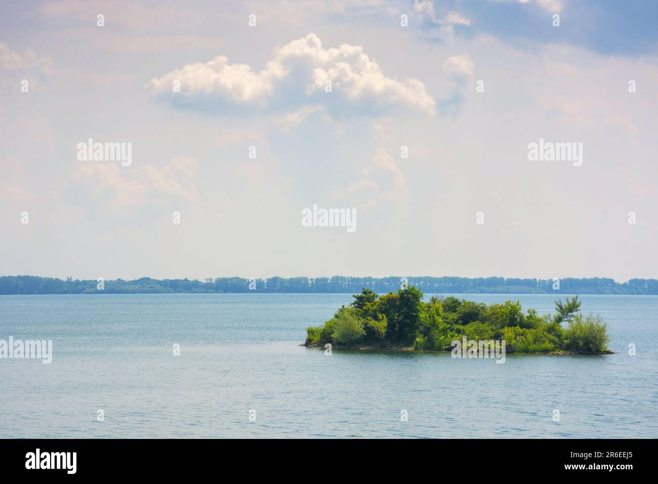 Insel im Sirava Wasserreservat. Ruhige Natur im Hintergrund. Ruhiges Sommerwetter Stockfoto