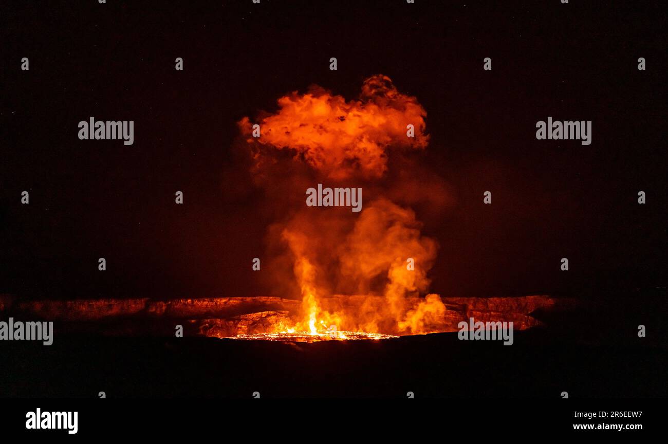 Kilauea, HI, USA. 7. Juni 2023. Lava bricht im Halema'uma'U-Krater des Vulkans Kilauea aus. Nach drei Monaten der Inaktivität setzte der Vulkan Kilauea am 7. Juni 2023 in Kilauea, HI, die Ausbrüche wieder ein. Kredit: Erik Kabik Photography/Media Punch/Alamy Live News Stockfoto